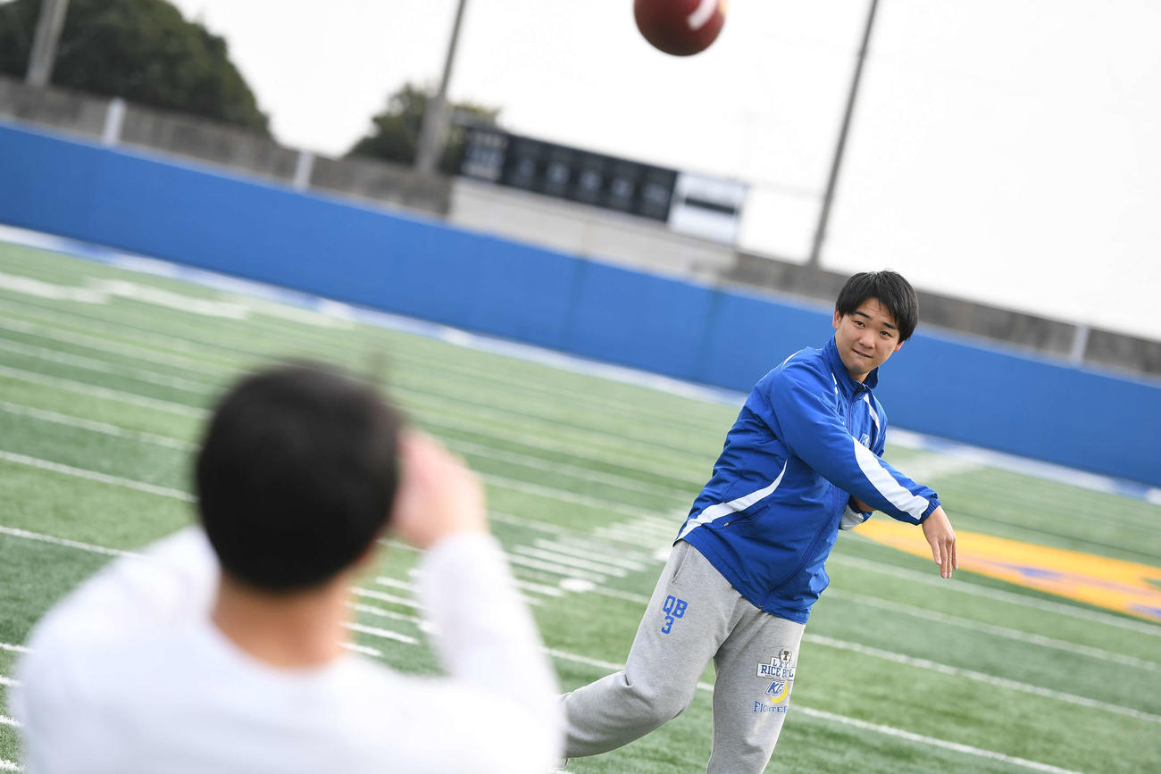 調整を行う関学大QB奥野（提供・関西学院大学FIGHTERS）