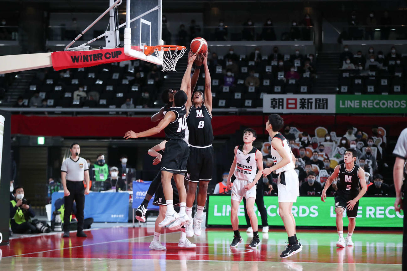 東山対仙台大明成　第1Q、リバウンドで競り合う仙台大明成・山崎一（中央）（C）JBA