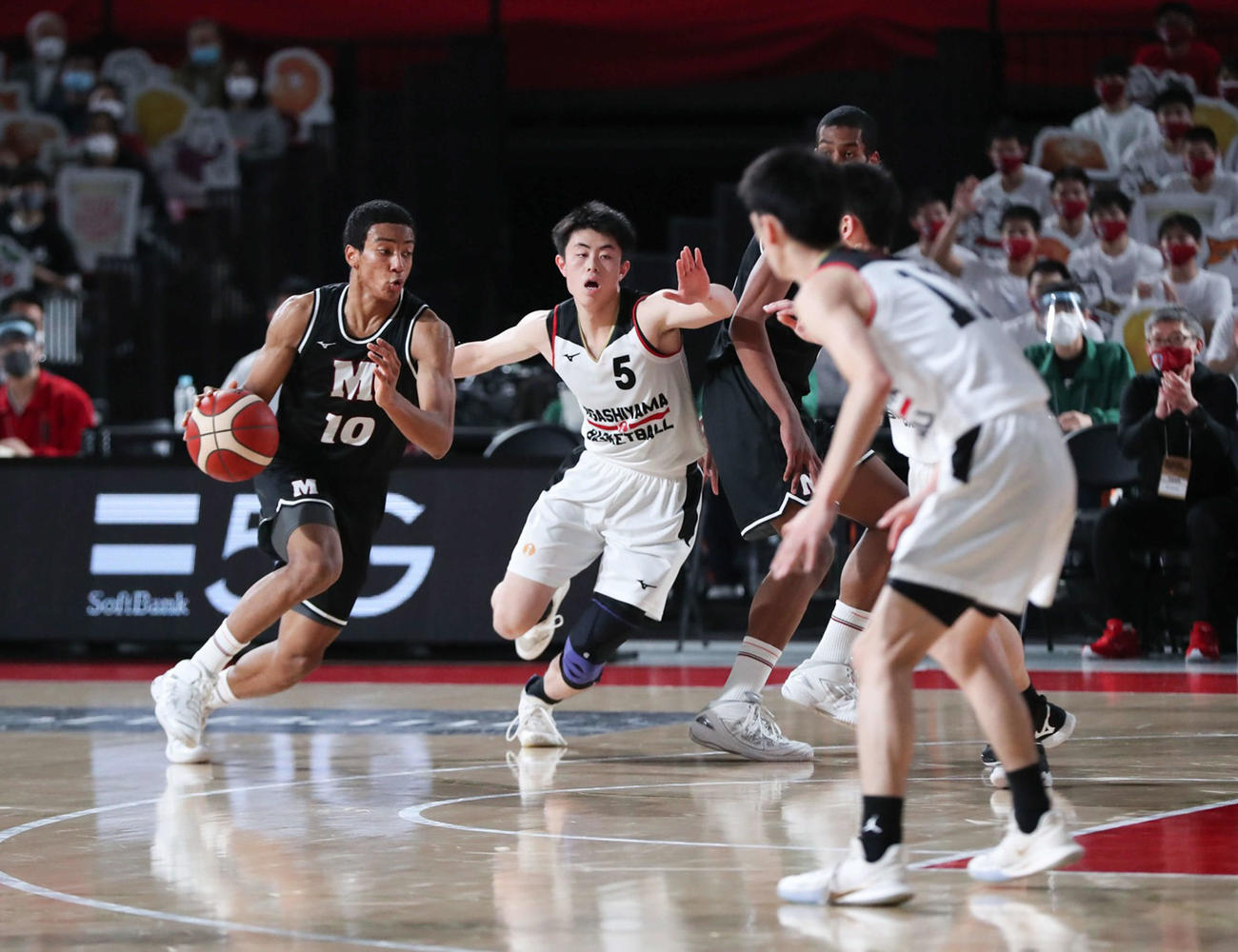 東山対仙台大明成　第1Q、ドリブルで上がる仙台大明成・山内琉（左）（C）JBA