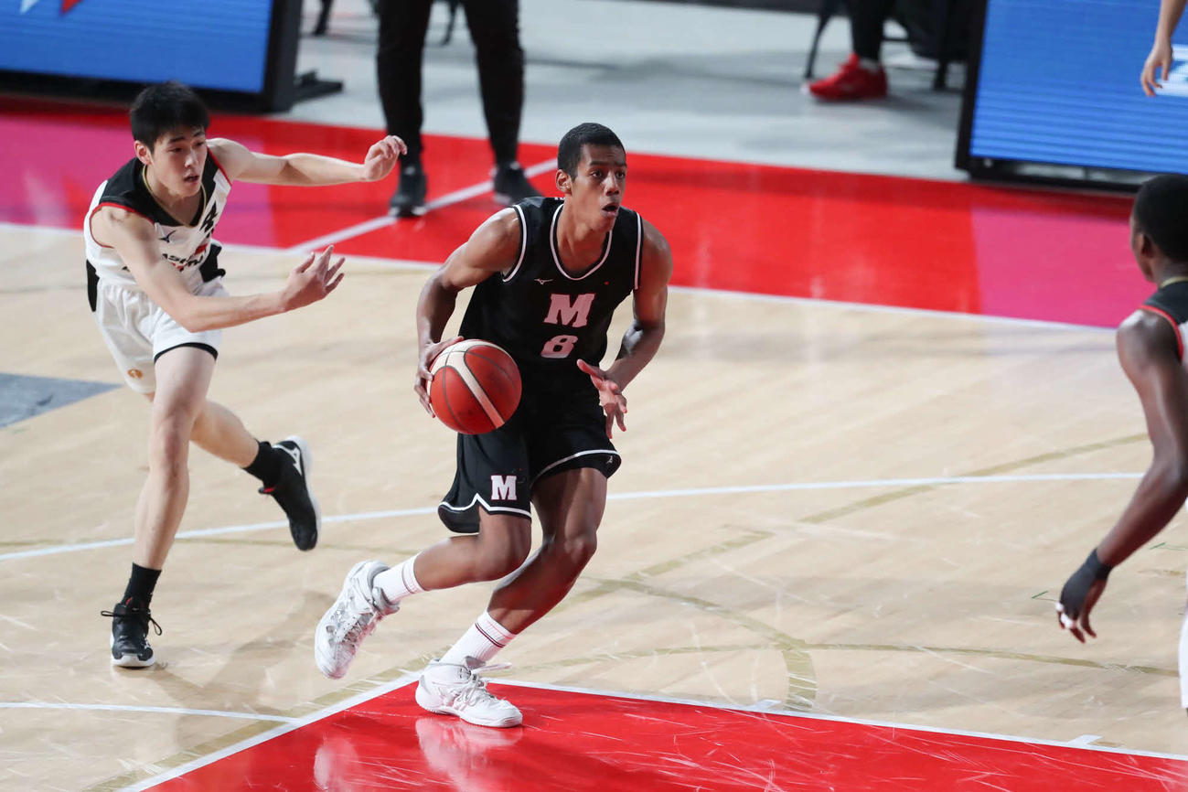 東山対仙台大明成　第1Q、ドリブルで上がる仙台大明成・山崎一（C）JBA