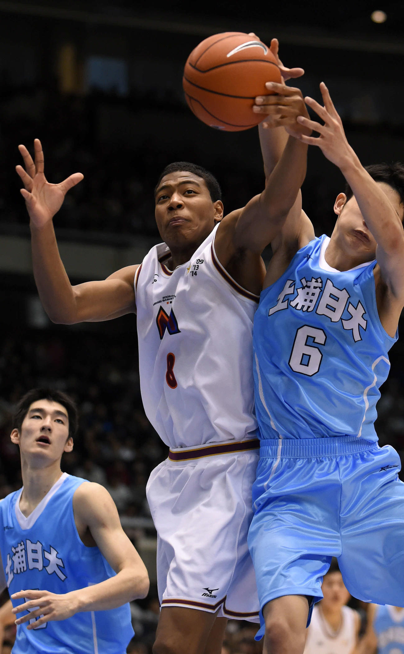 15年12月、決勝の土浦日大戦の第3Q、リバウンドを奪い取る明成・八村塁（中央）（2015年12月29日撮影）