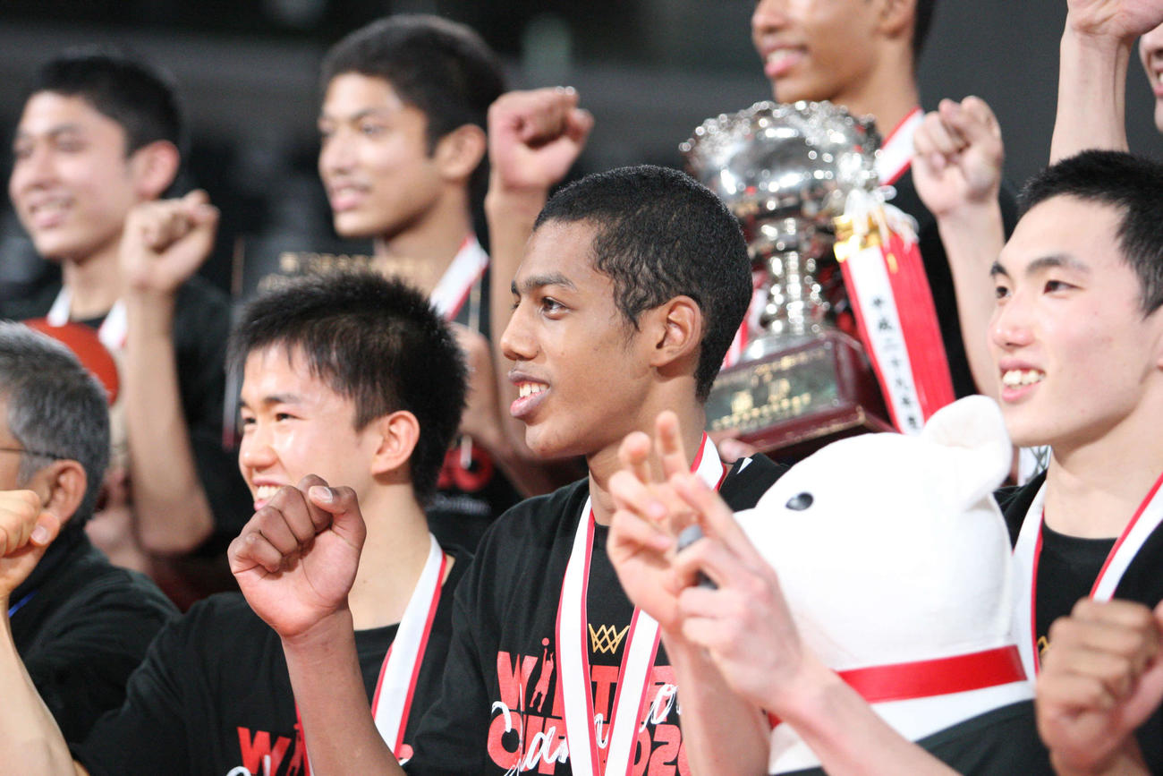 男子優勝を決め、笑顔で集合写真に臨む仙台大明成・山崎一渉（いぶ）（中央）（C）JBA
