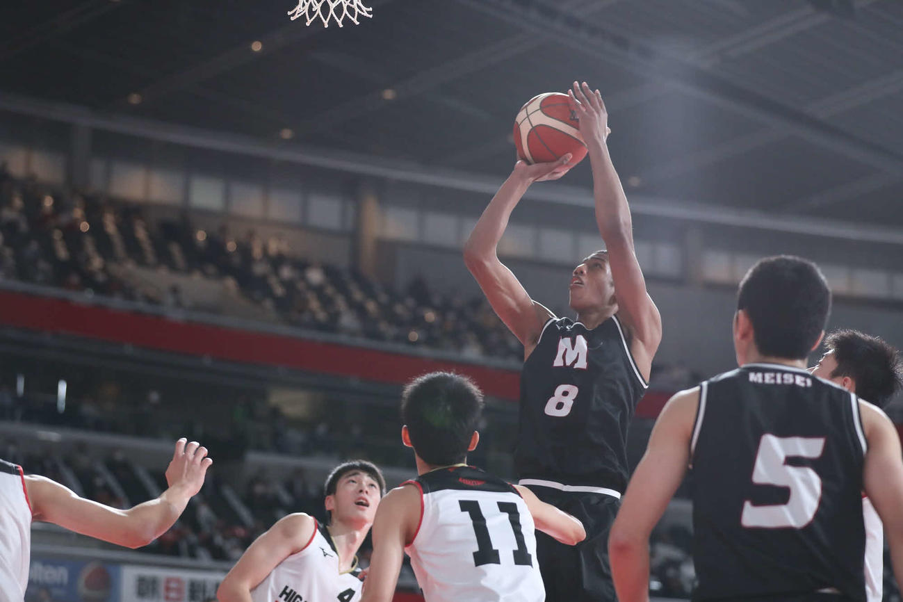 東山対仙台大明成　第1Q、シュートを放つ仙台大明成・山崎一渉（いぶ）（C）JBA