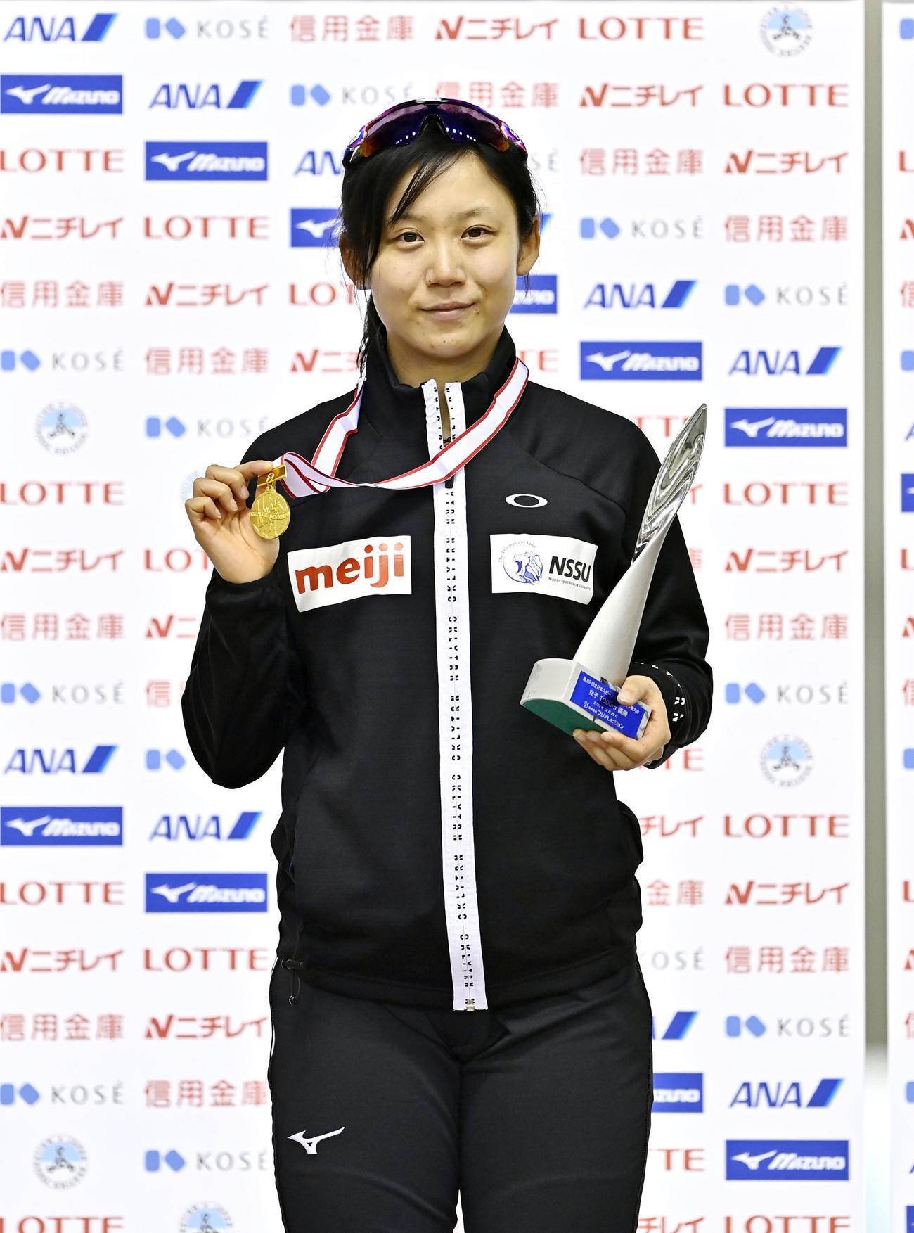 女子1000メートルで優勝し、メダルを手にする高木美（代表撮影）