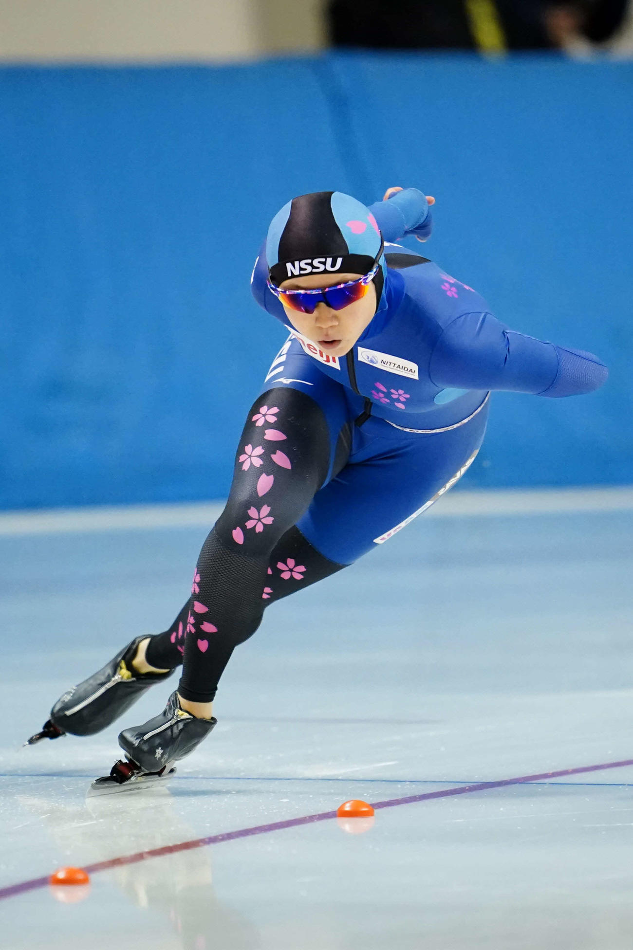 女子1000メートルで滑走する優勝の高木美（代表撮影）