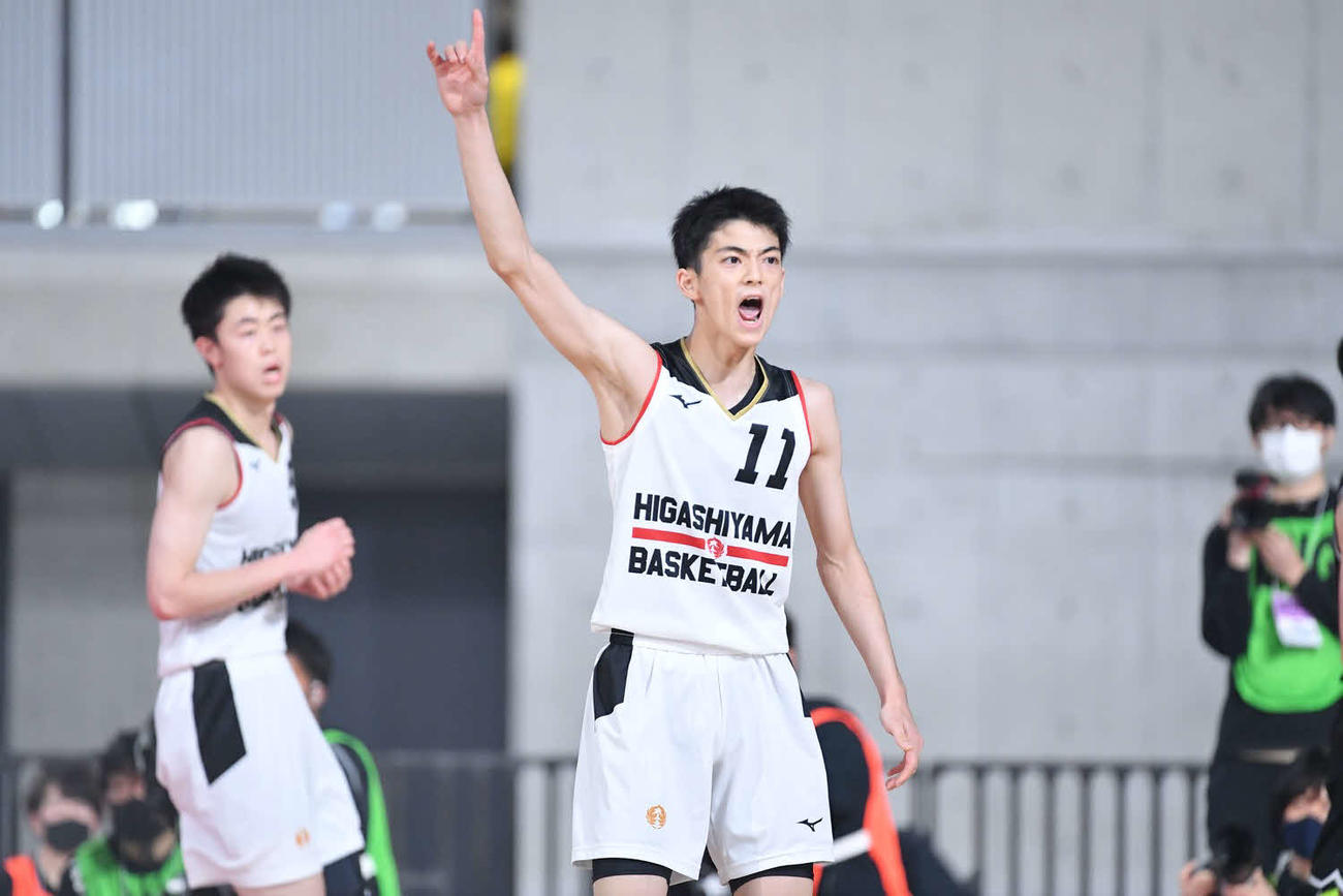 東山対仙台大明成　第1Q、げきを飛ばす東山・米須（C）JBA