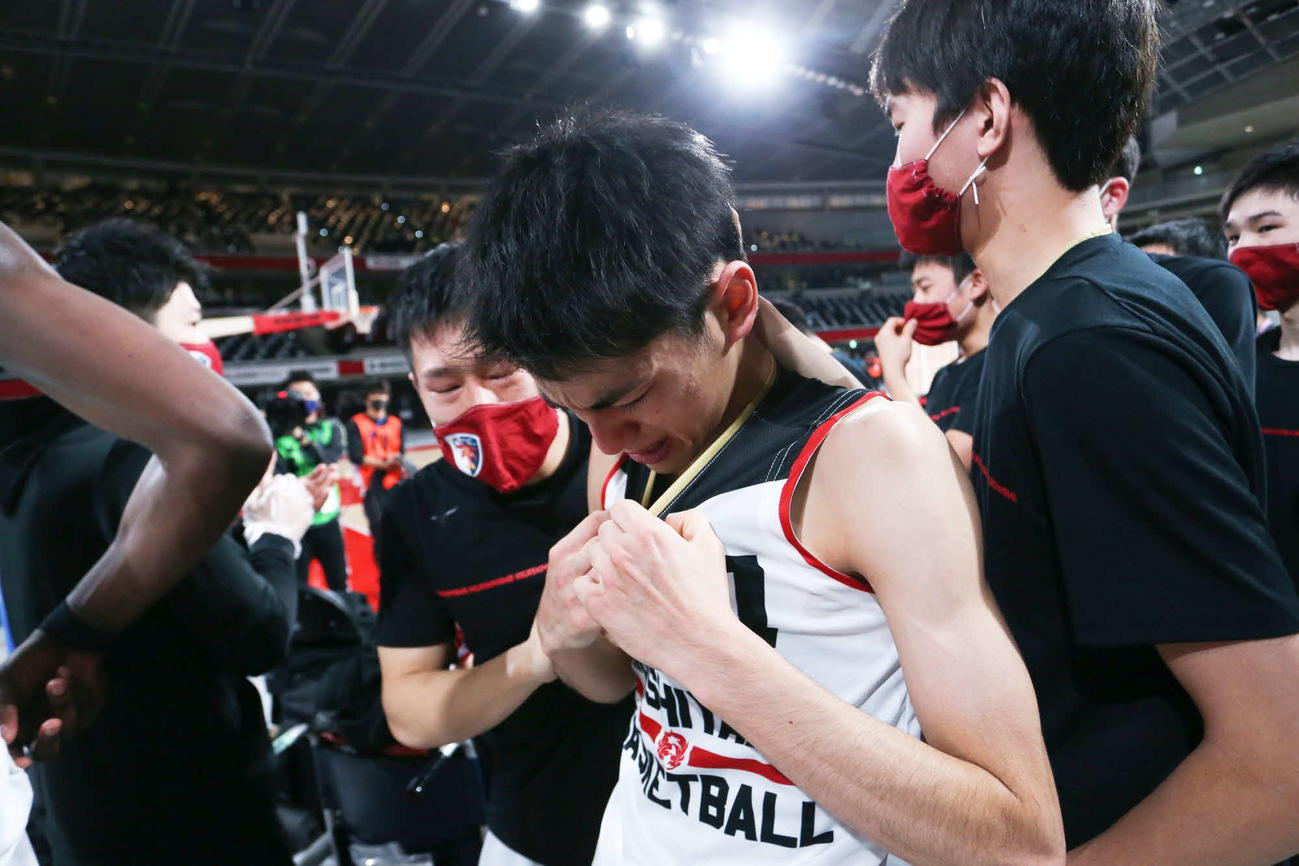 仙台大明成に敗れ優勝を逃し、肩を落とし引き揚げる東山・米須（C）JBA