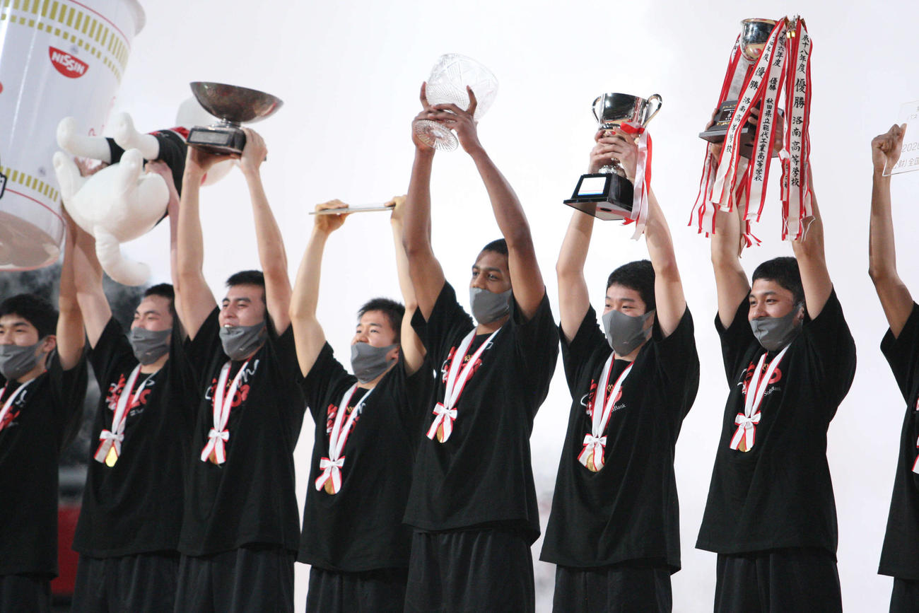 表彰式に臨む男子優勝の仙台大明成の選手（C）JBA