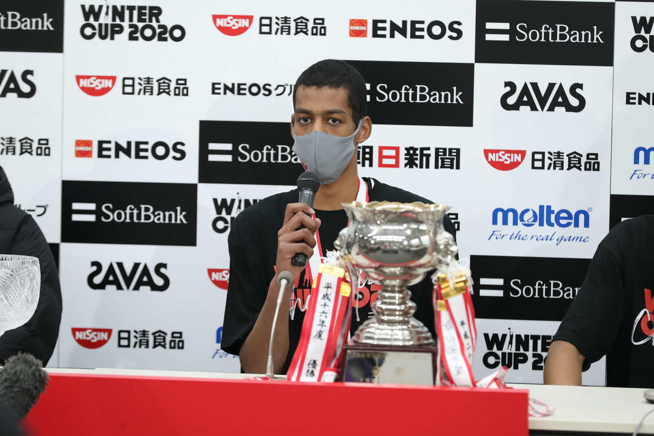 男子優勝を決め、会見に臨む仙台大明成・山崎一（C）JBA