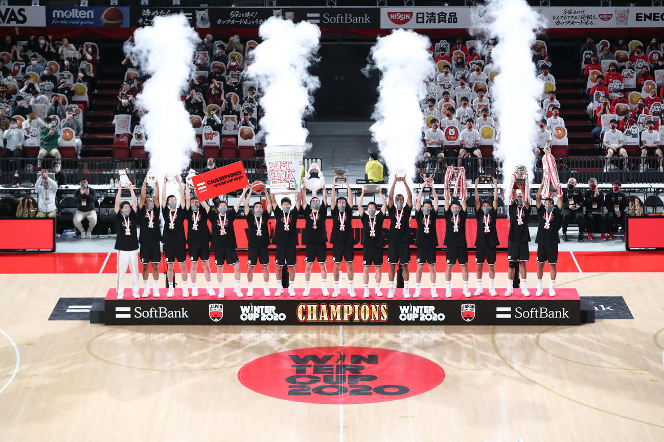 表彰式に臨む男子優勝の仙台大明成の選手（C）JBA