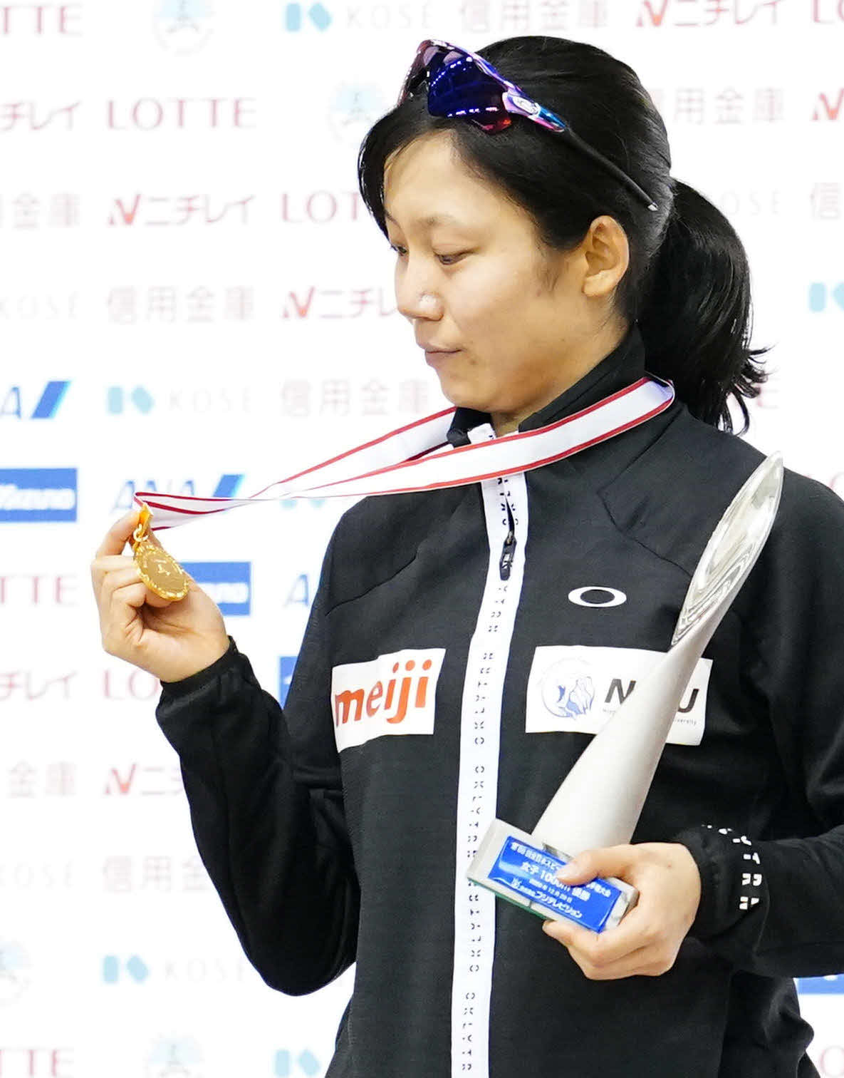 女子1000メートルで優勝し、メダルを見つめる高木美帆（代表撮影）