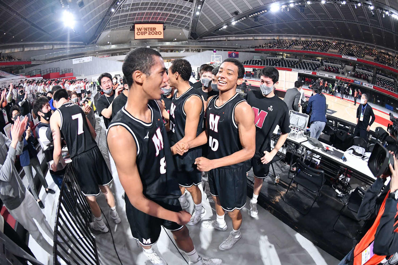 東山対仙台大明成　東山に勝利し優勝を決め、健闘をたたえ合う仙台大明成の、山崎一（中央左）と山内琉（同右）（C）JBA