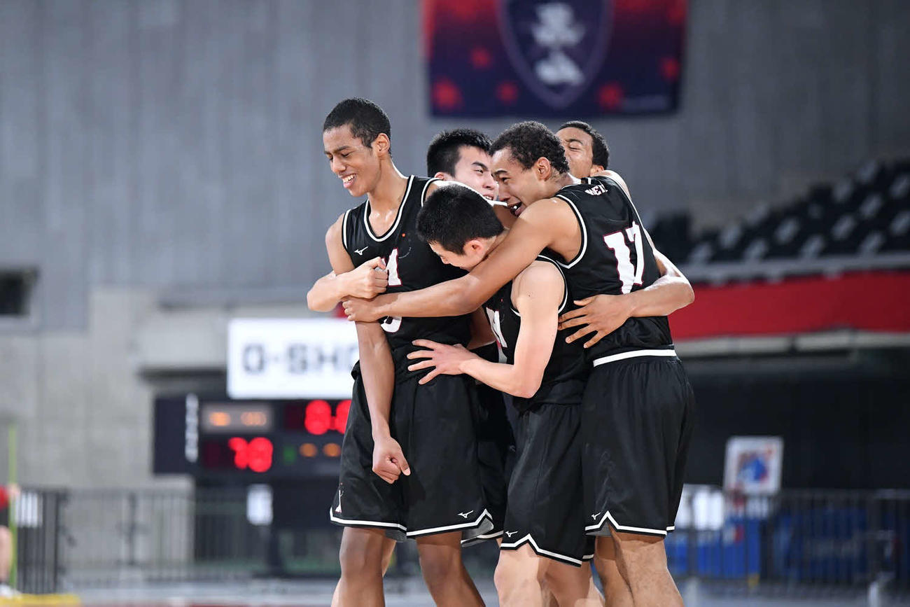 東山対仙台大明成　東山に勝利し優勝を決め、健闘をたたえ合う仙台大明成・山内和（手前右）（C）JBA
