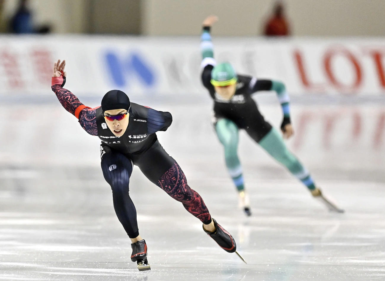 男子1000メートルで滑走する、2位の藤野。奥は優勝した山田（代表撮影）