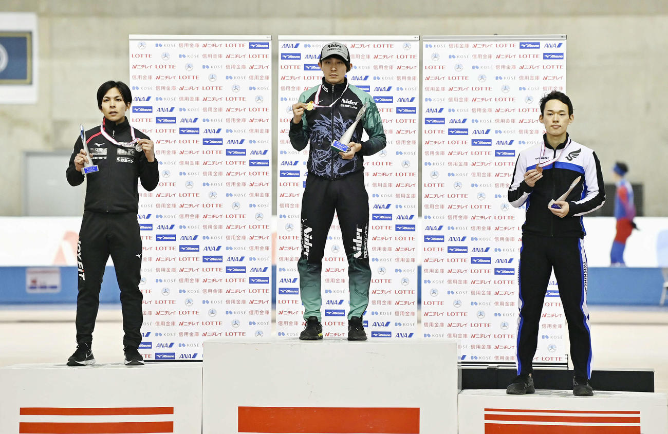 男子1000メートルの表彰式でメダルを手にする、左から2位の藤野、優勝の山田、3位の小島（代表撮影）