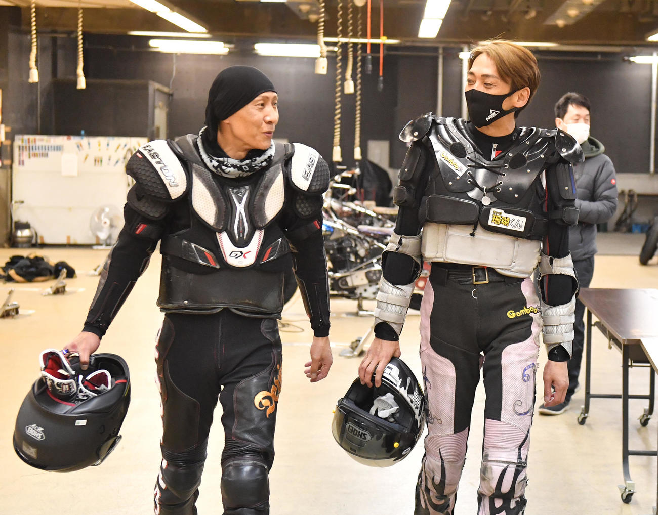 SS王座決定戦TR3回戦12Rで7着の森且行（右）は3着佐々木啓と話す（撮影・柴田隆二）