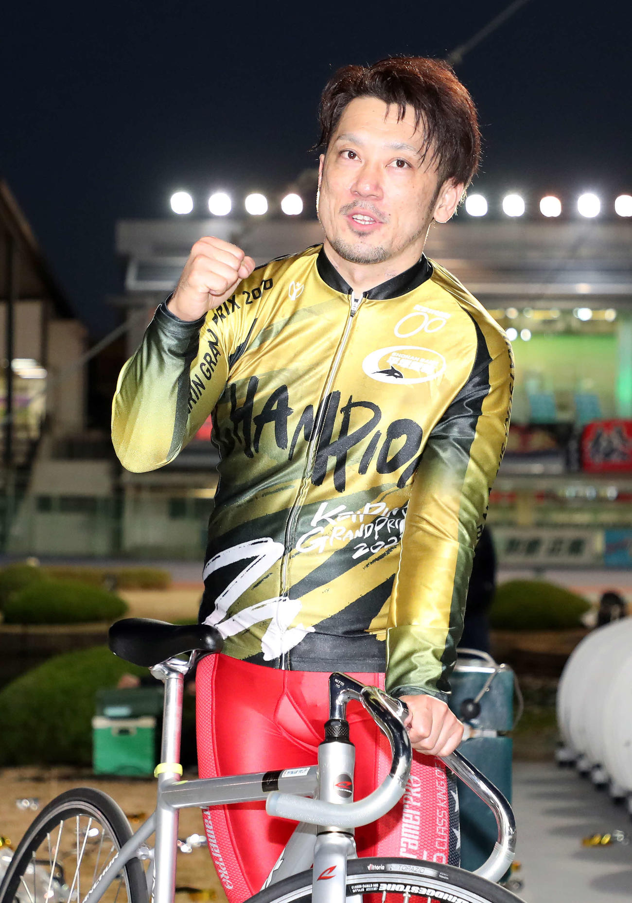 KEIRINグランプリ2020を優勝しガッツポーズする和田健太郎（撮影・鈴木正人）