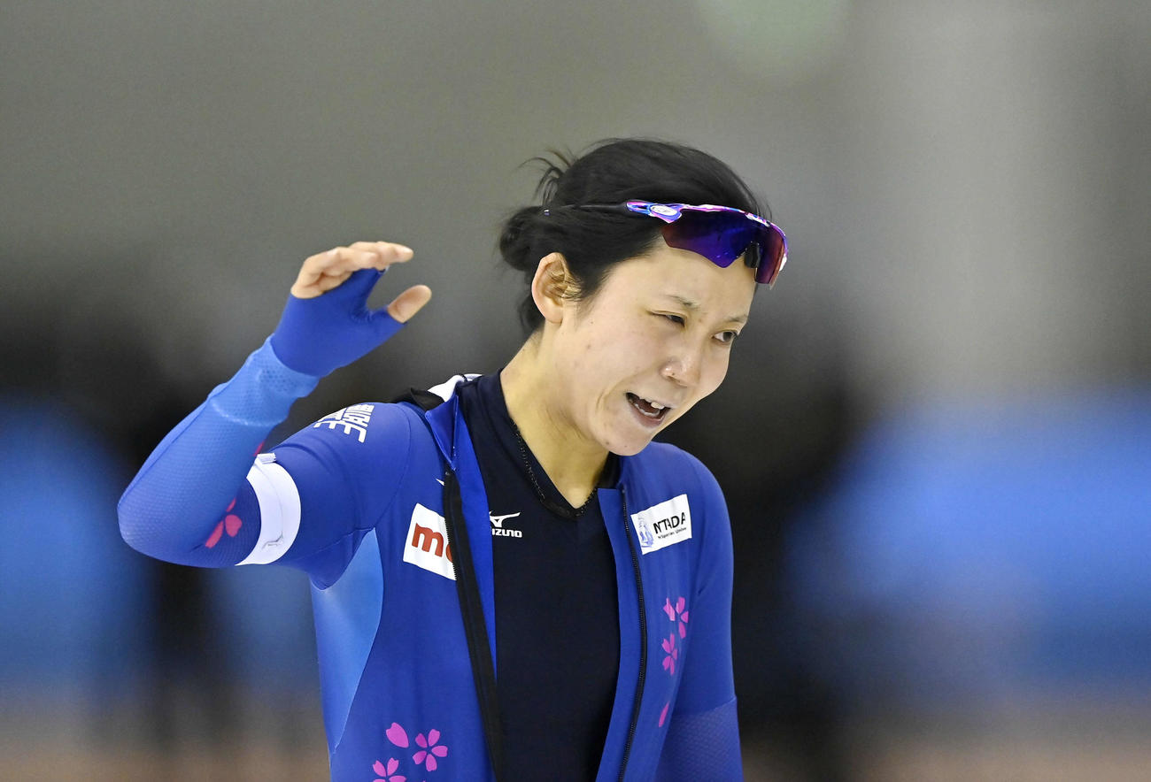 女子1500メートルで国内最高記録を更新し、関係者の拍手に応える高木美（代表撮影）