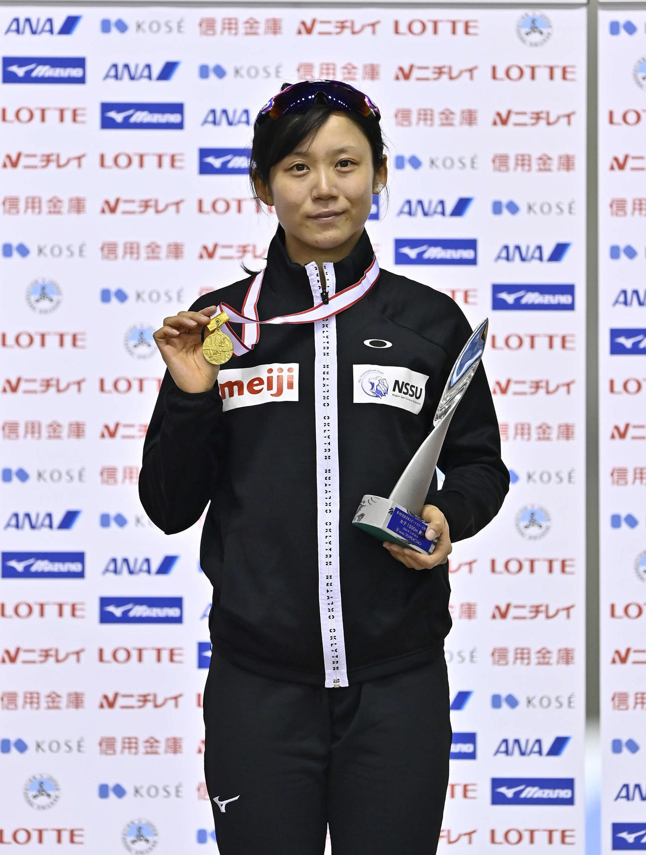 女子1500メートルで優勝し、メダルを手にする高木美（代表撮影）