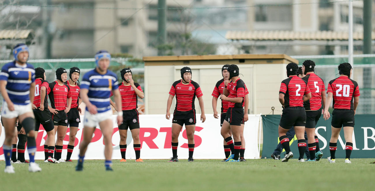 第100回全国高校ラグビー・第3日、2回戦　石見智翠館対四日市工　後半、開始早々にトライを決められガックリする四日市工フィフティーン（撮影・前田充）
