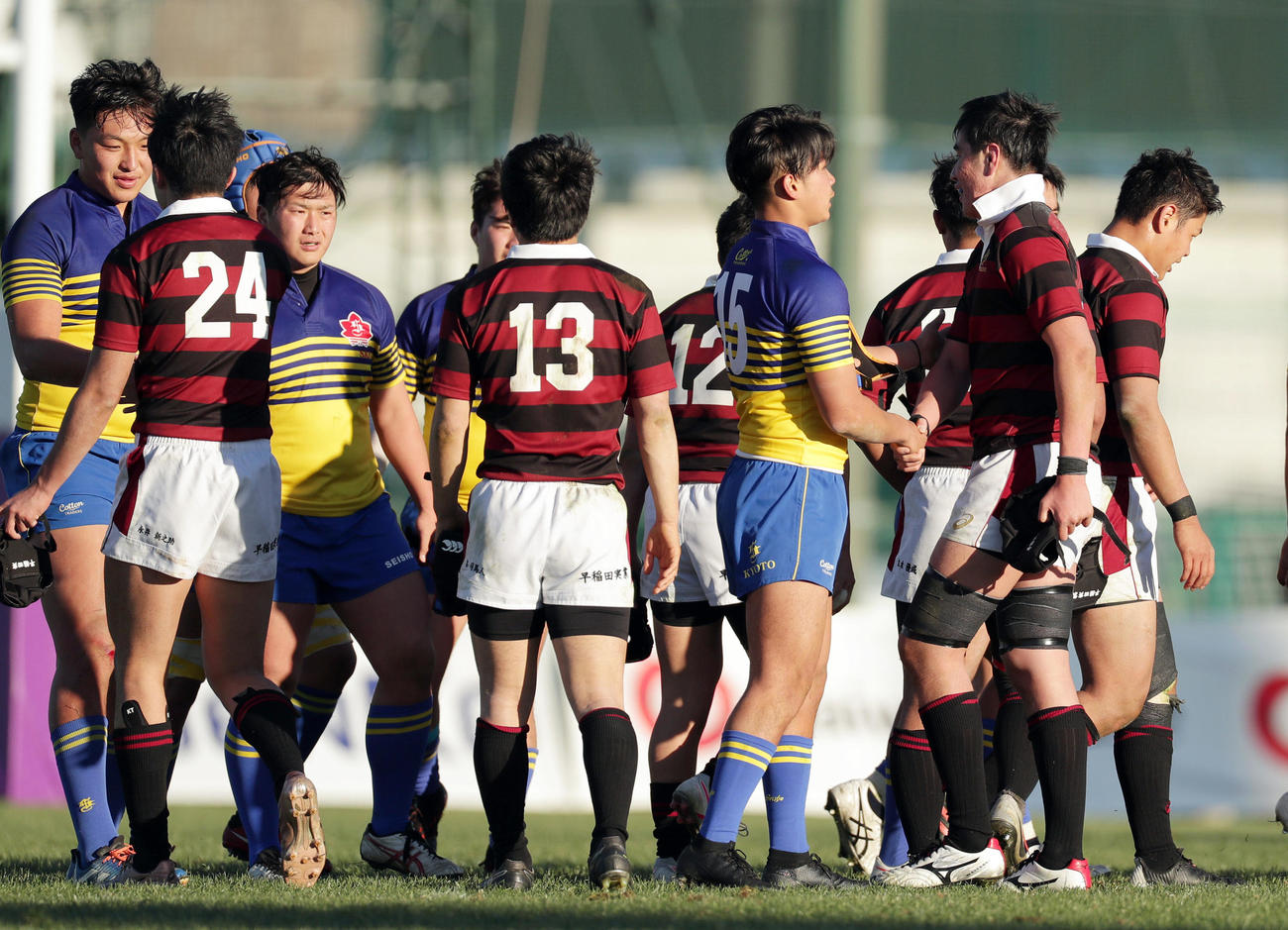 試合後、握手を交わし健闘をたたえ合う京都成章と早実の選手たち（撮影・前田充）