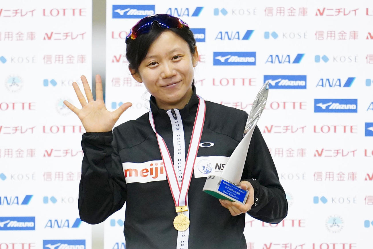 女子5000メートルも制した高木美は、5冠を達成し笑顔でポーズをとる（代表撮影）