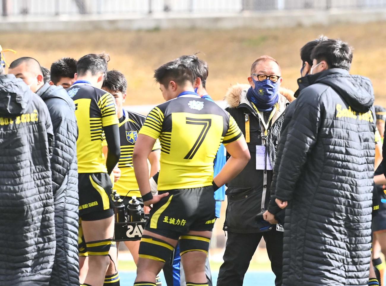仙台育英対青森山田　ハーフタイムで選手に声を掛ける仙台育英・丹野博太監督（中央右）（撮影・上田博志）