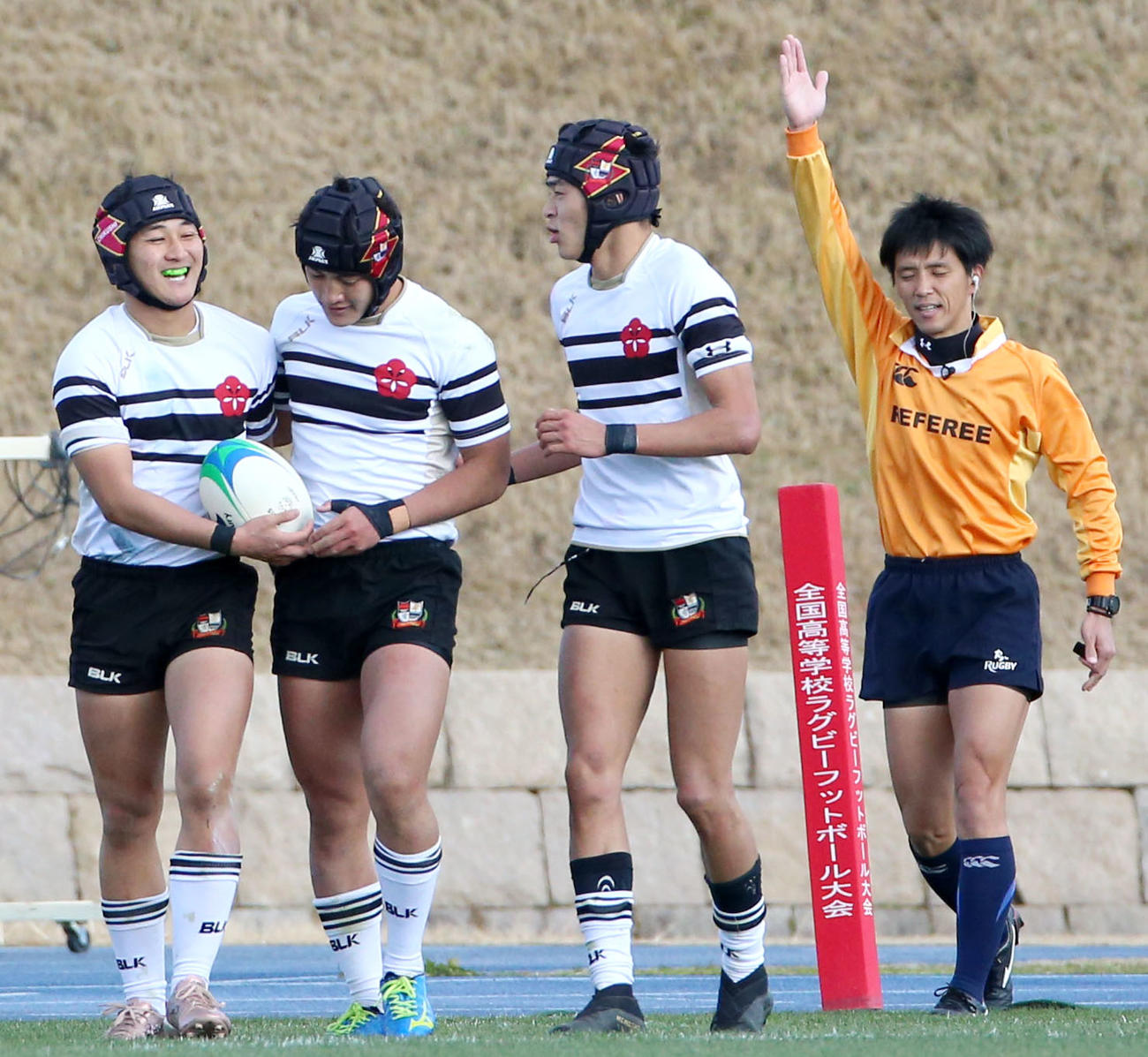 東福岡対筑紫　前半30分、筑紫WTB中洲（左）がトライを挙げ笑顔を見せる（撮影・上山淳一）