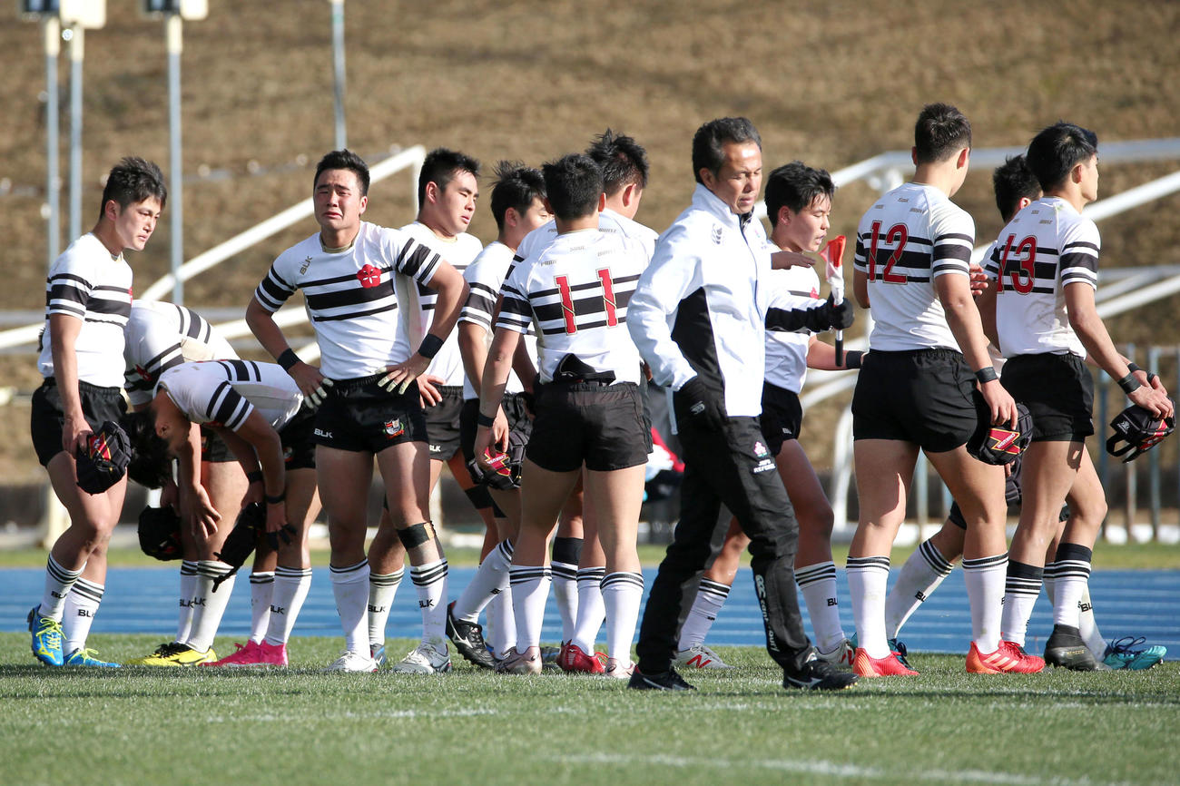 東福岡対筑紫　東福岡に敗れ涙する筑紫フィフティーン（撮影・上山淳一）