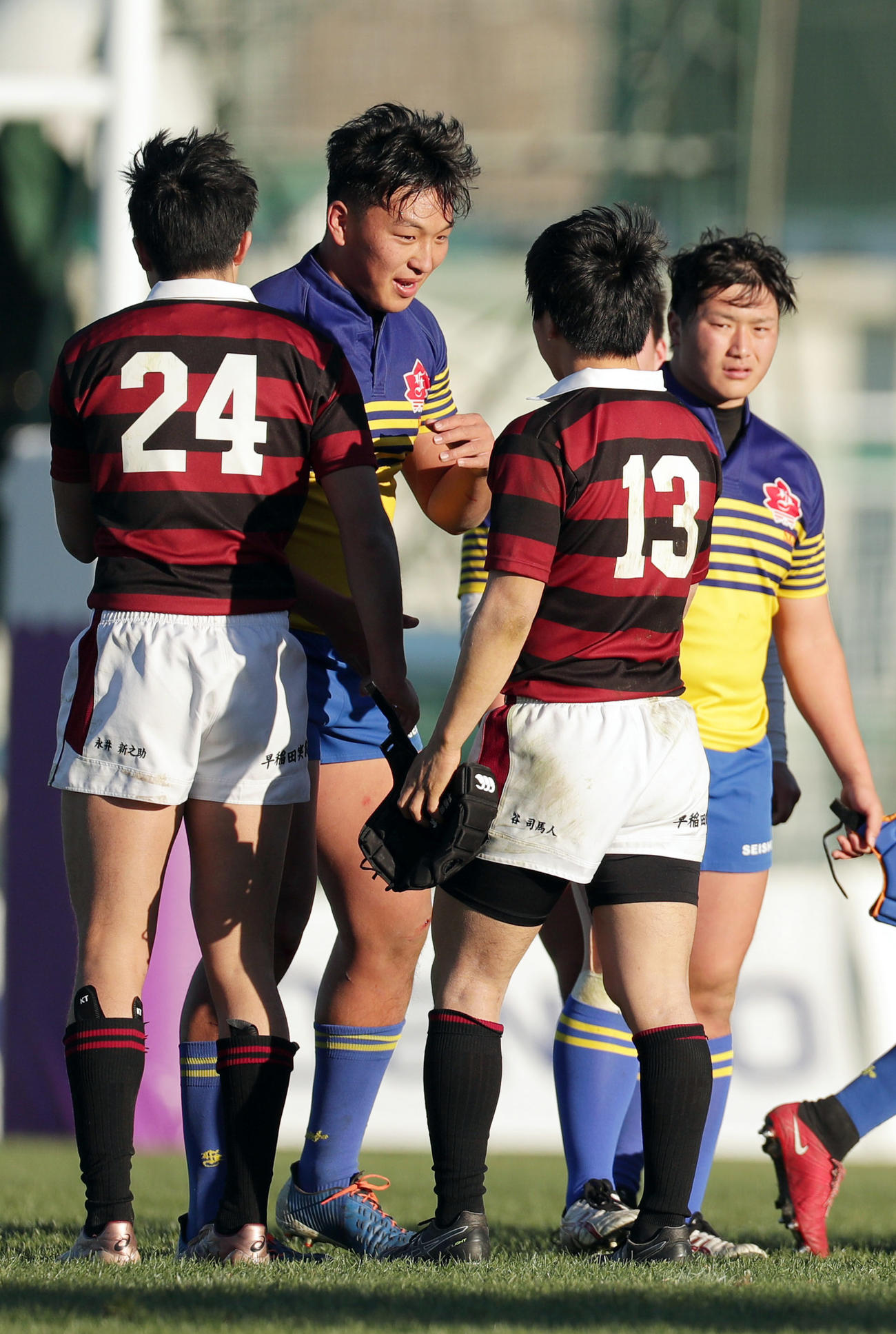 京都成章対早実　試合に勝利し、早実CTB谷（手前右）、永井（同左）と言葉を交わす京都成章ロック本橋（撮影・前田充）