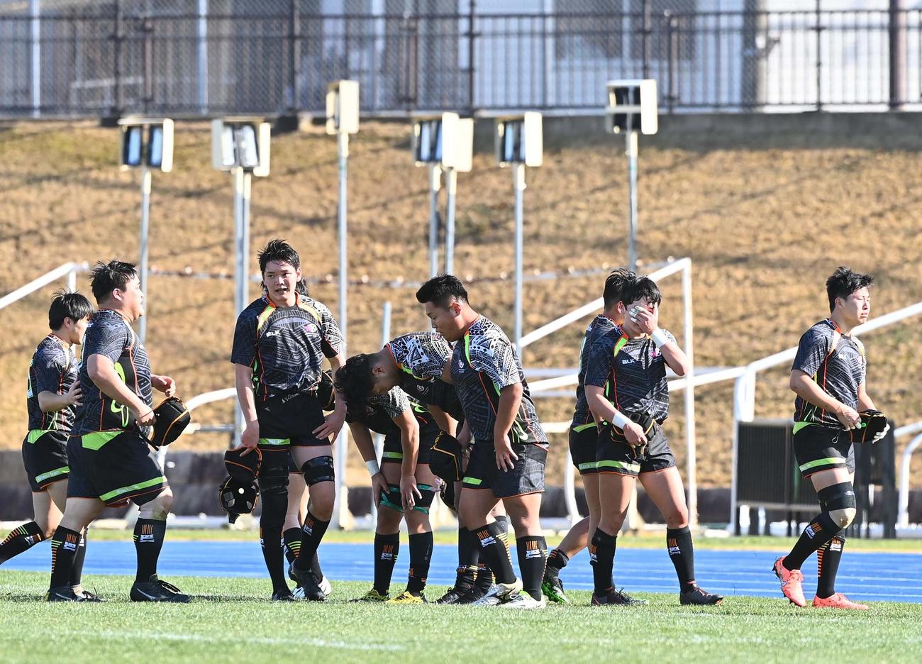 仙台育英対青森山田　仙台育英に敗れ肩を落とす青森山田フィフティーン（撮影・上田博志）