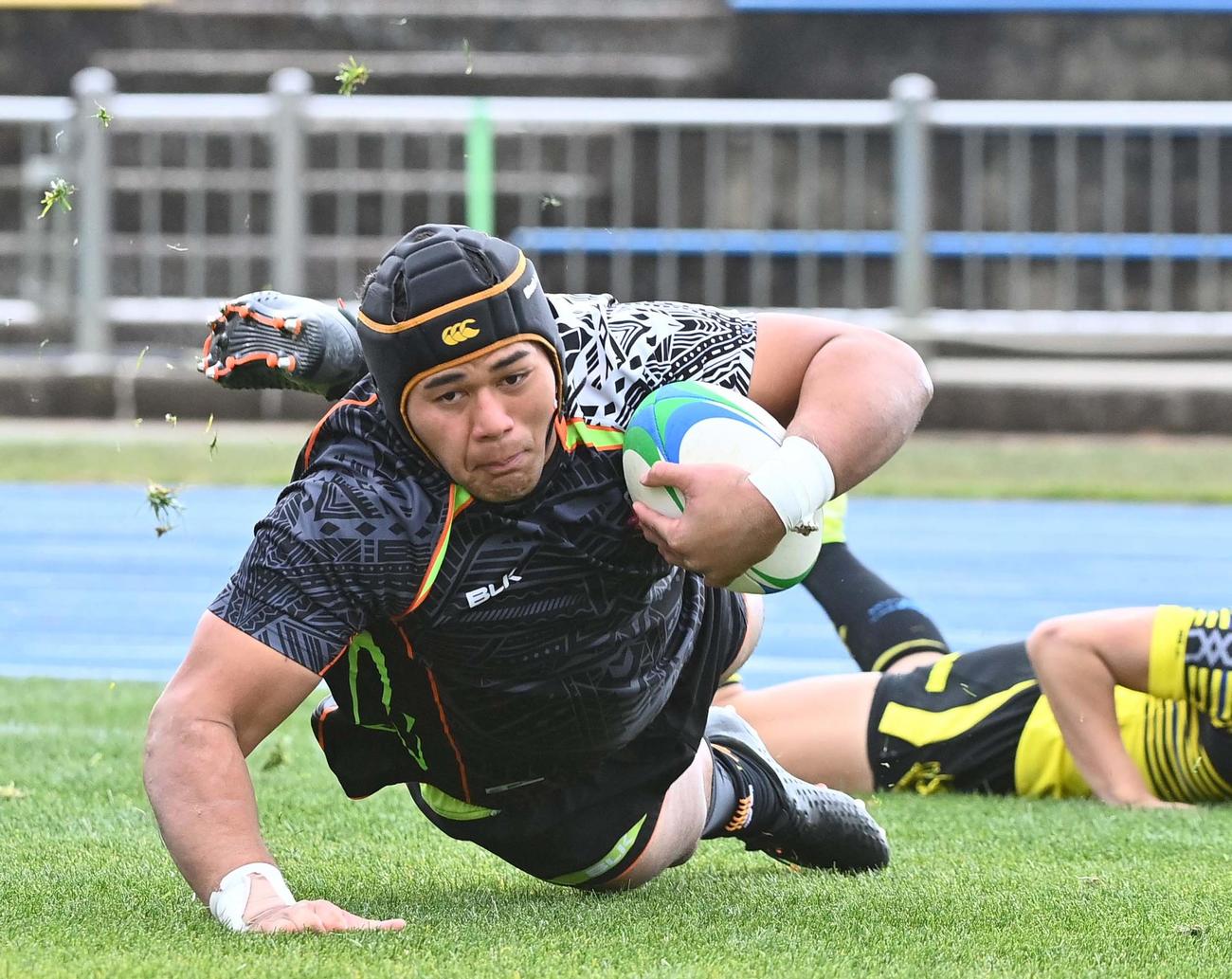 仙台育英対青森山田　後半、左中間へ飛び込みトライを決める青森山田NO8リサラ・フィナウ（撮影・上田博志）