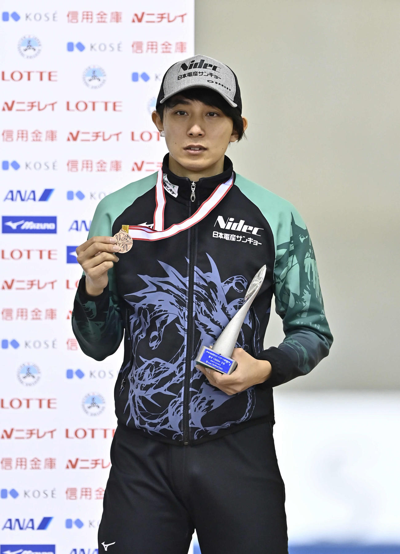 男子1500メートルで3位となり、メダルを手にする山田（代表撮影）