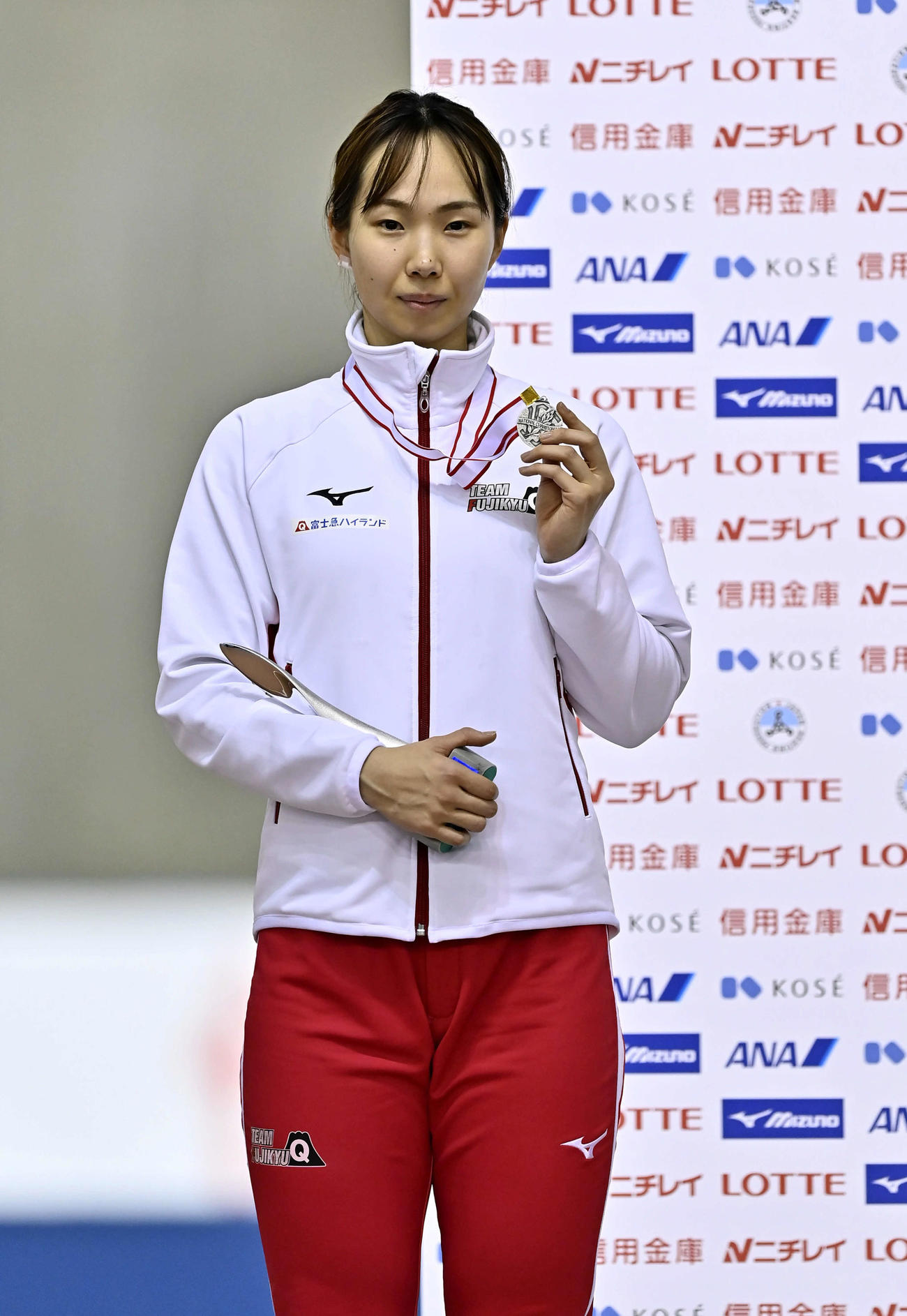 女子1500メートルで2位となり、メダルを手にする押切（代表撮影）
