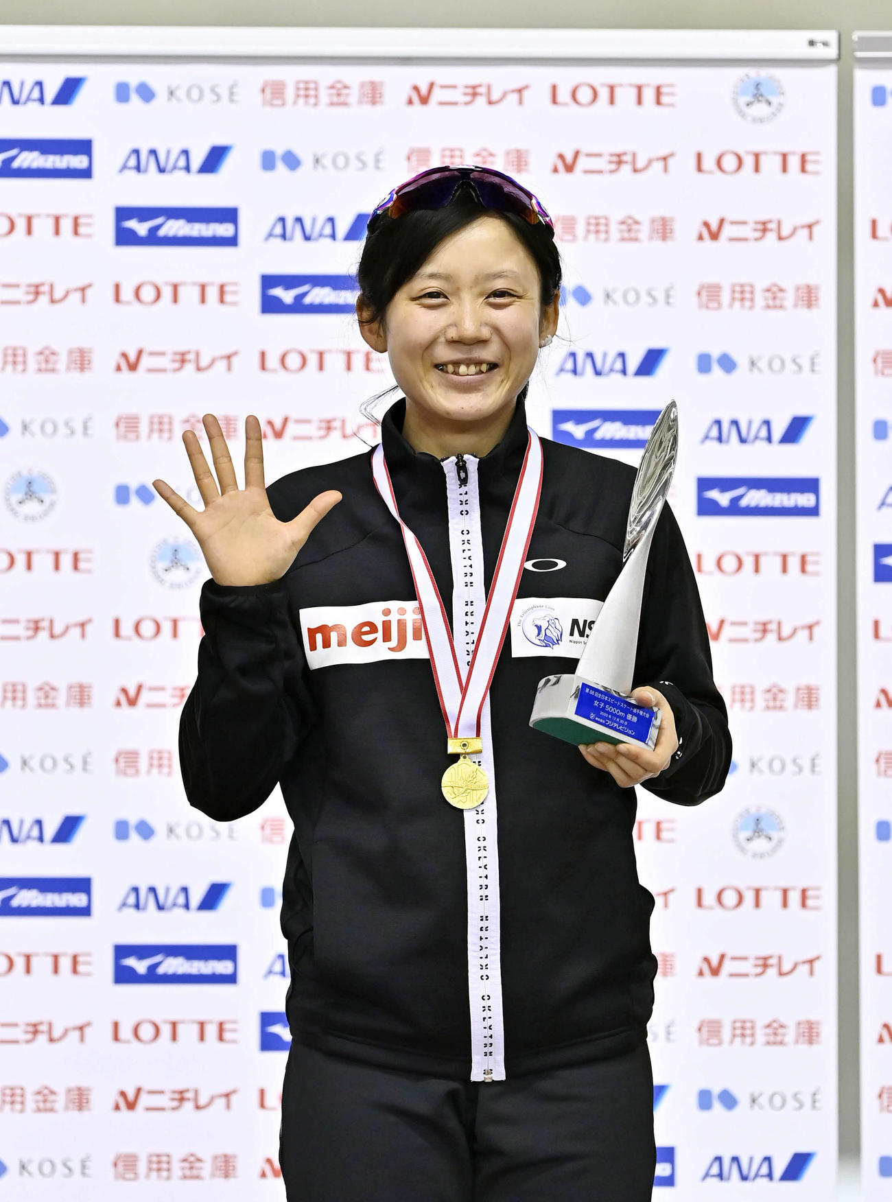 女子5000メートルで優勝し5種目制覇を達成し、笑顔で「5」のポーズを取る高木美（代表撮影）
