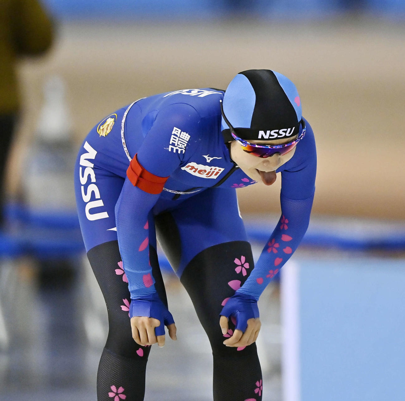 女子5000メートルのレース後、舌を出す高木美（代表撮影）