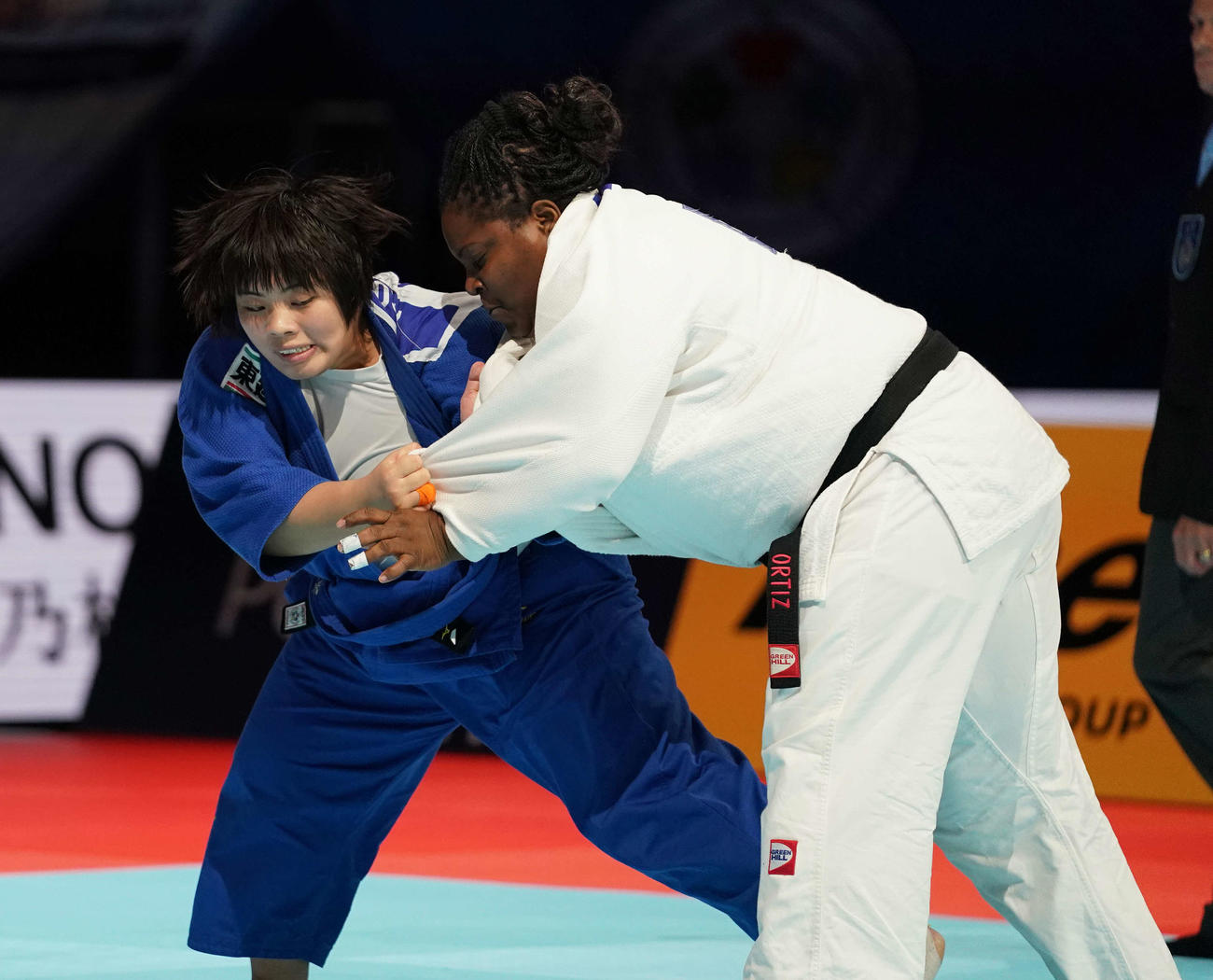 柔道世界選手権女子78キロ超級決勝　キューバのオルティスを攻める素根（19年8月31日撮影）