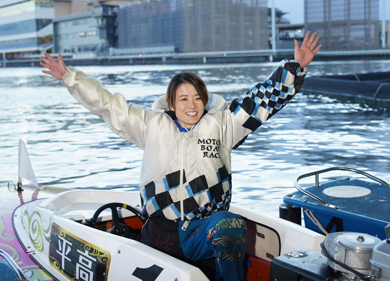 優勝し笑顔でバンザイする平高奈菜（撮影・森本幸一）