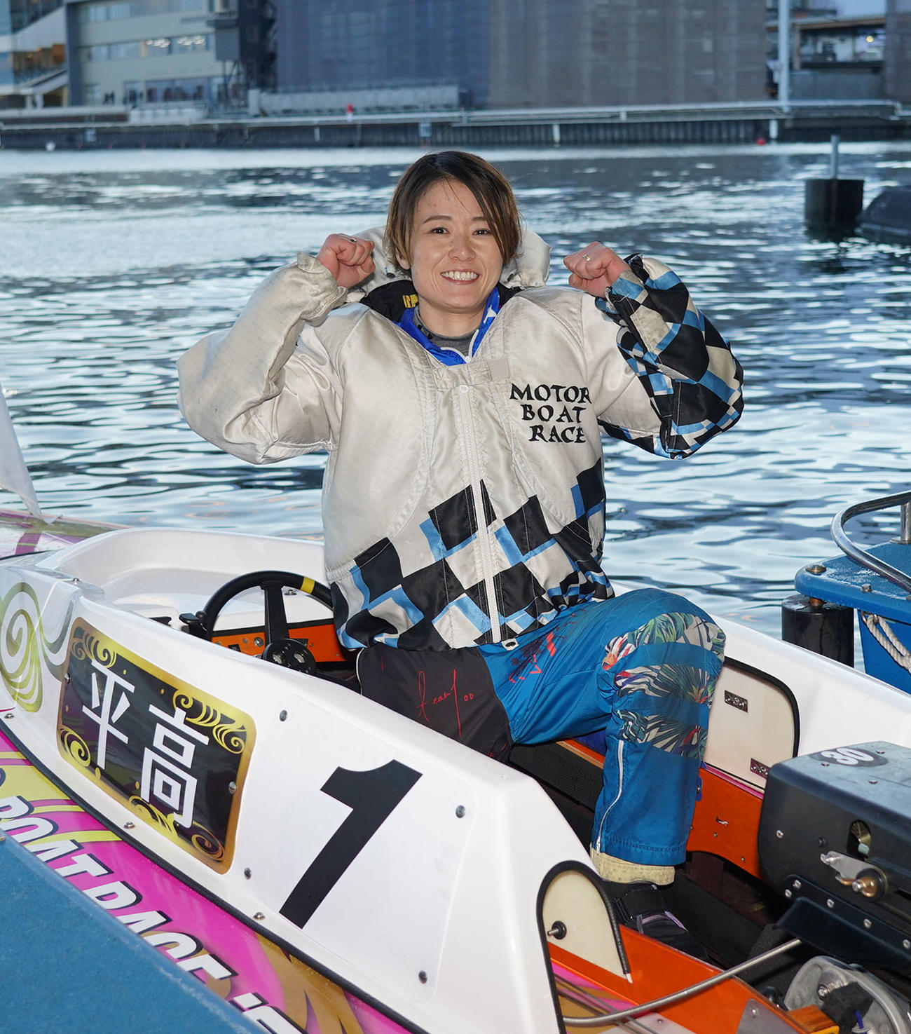 優勝し笑顔でガッツポーズする平高奈菜（撮影・森本幸一）