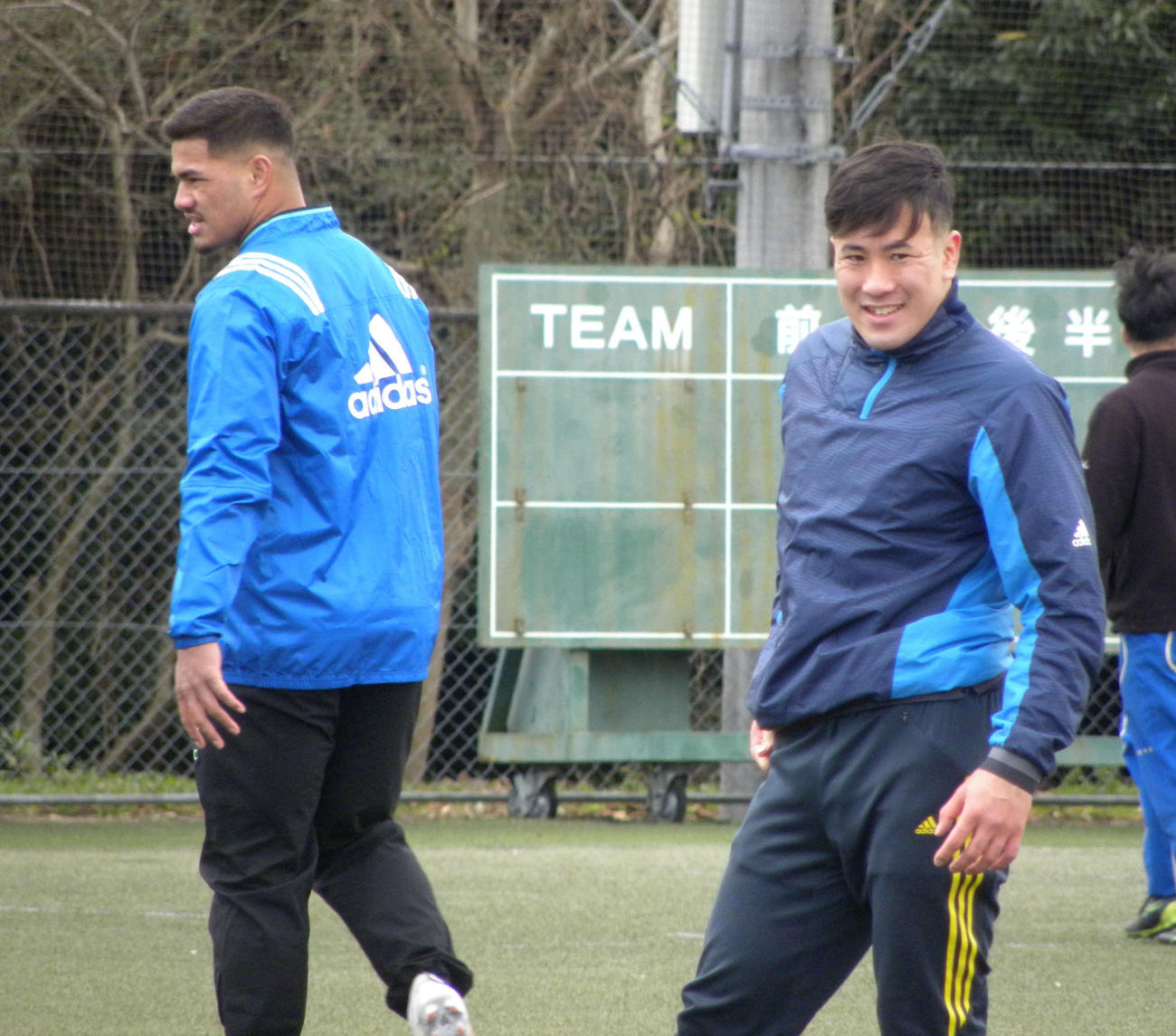 明大戦に向けて調整する天理大SO松永拓朗（右）とCTBシオサイア・フィフィタ（撮影・松本航）