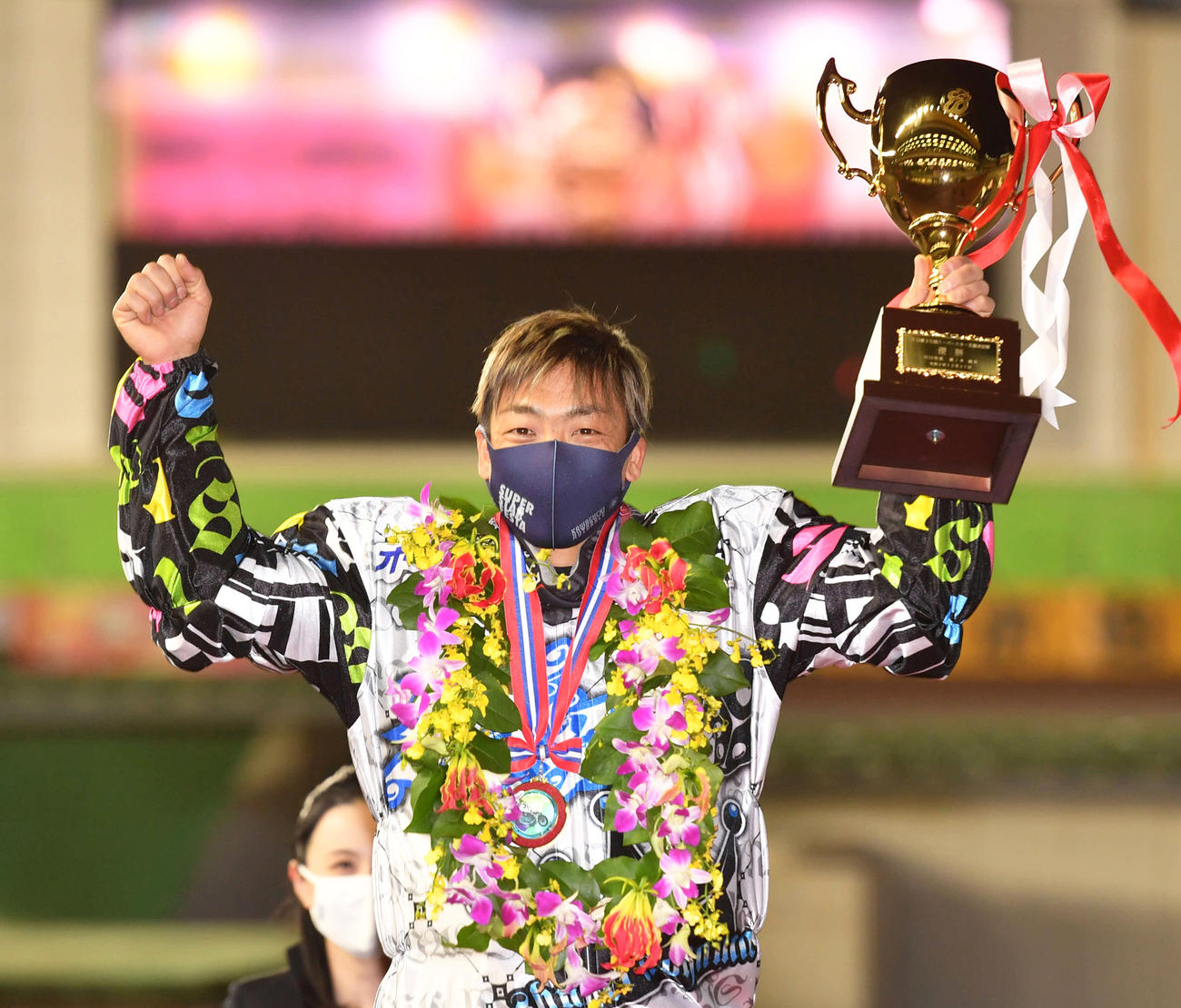 SS王座決定戦で優勝した青山周平は優勝カップを掲げる（撮影・柴田隆二）