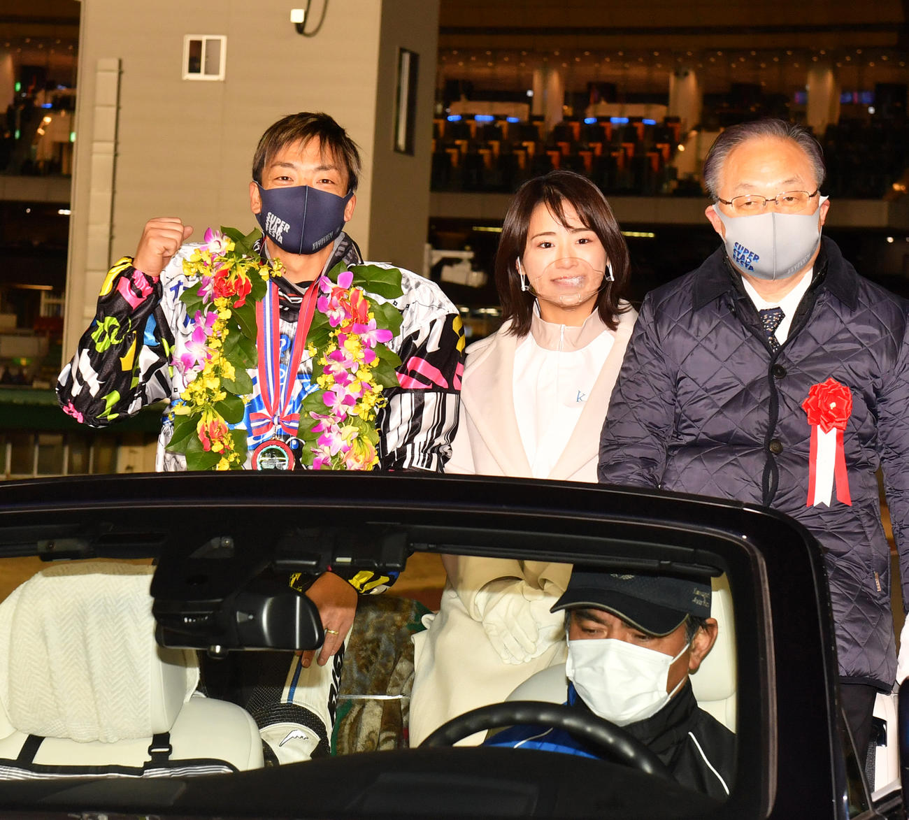 SS王座決定戦で優勝した青山周平（左）は奥ノ木信夫川口市長（右）とイメージガールの平嶋夏海はロールスロイスで場内1周に向かう（撮影・柴田隆二）