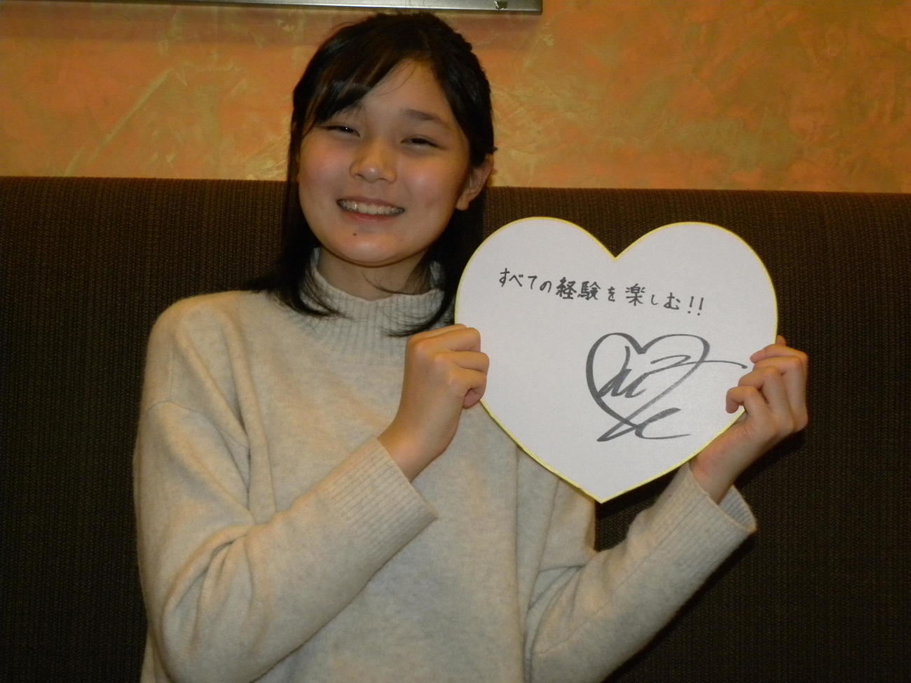 色紙に21年の抱負を記したJuju（撮影・松本航）
