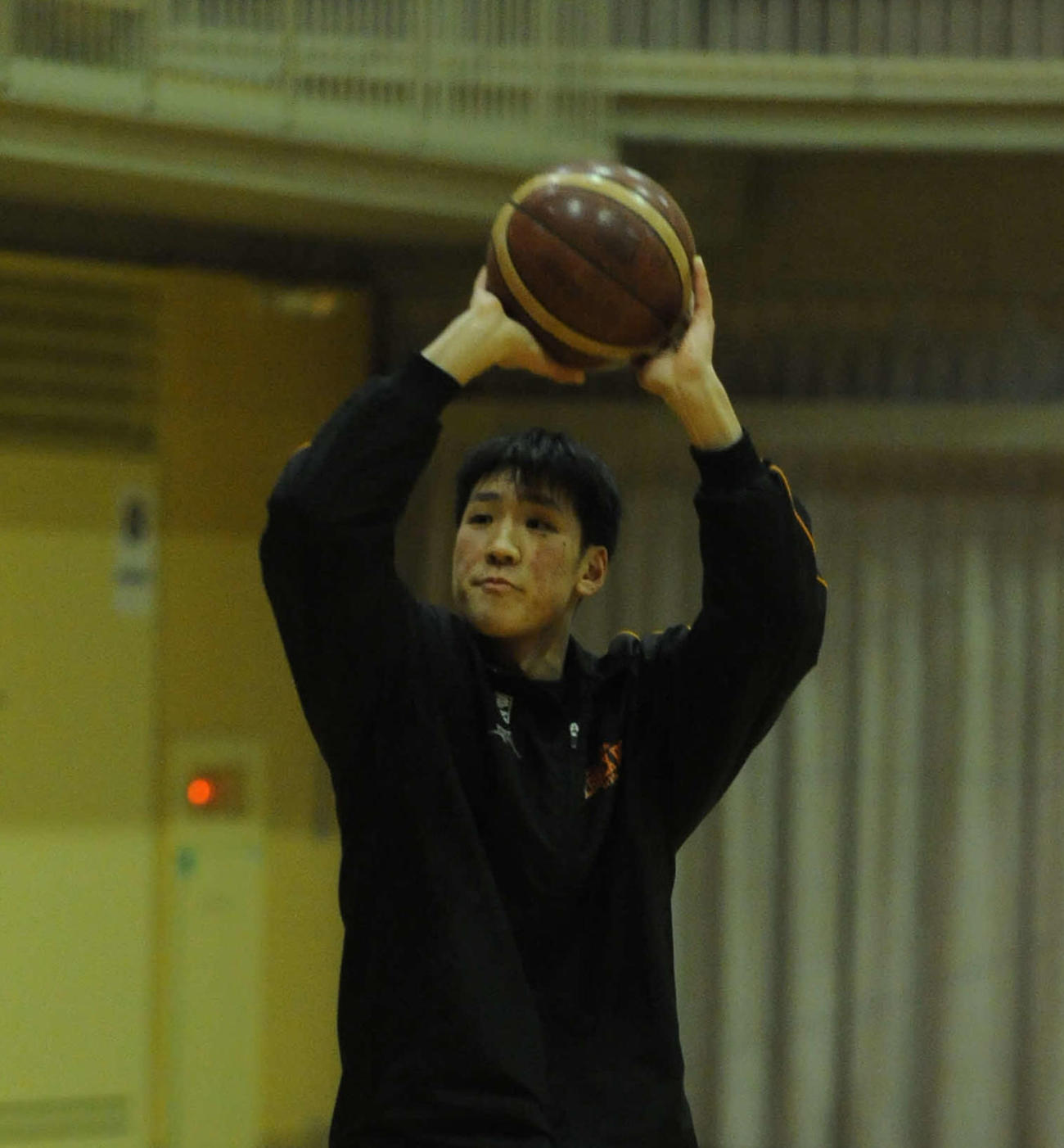 シュート練習をする佐藤