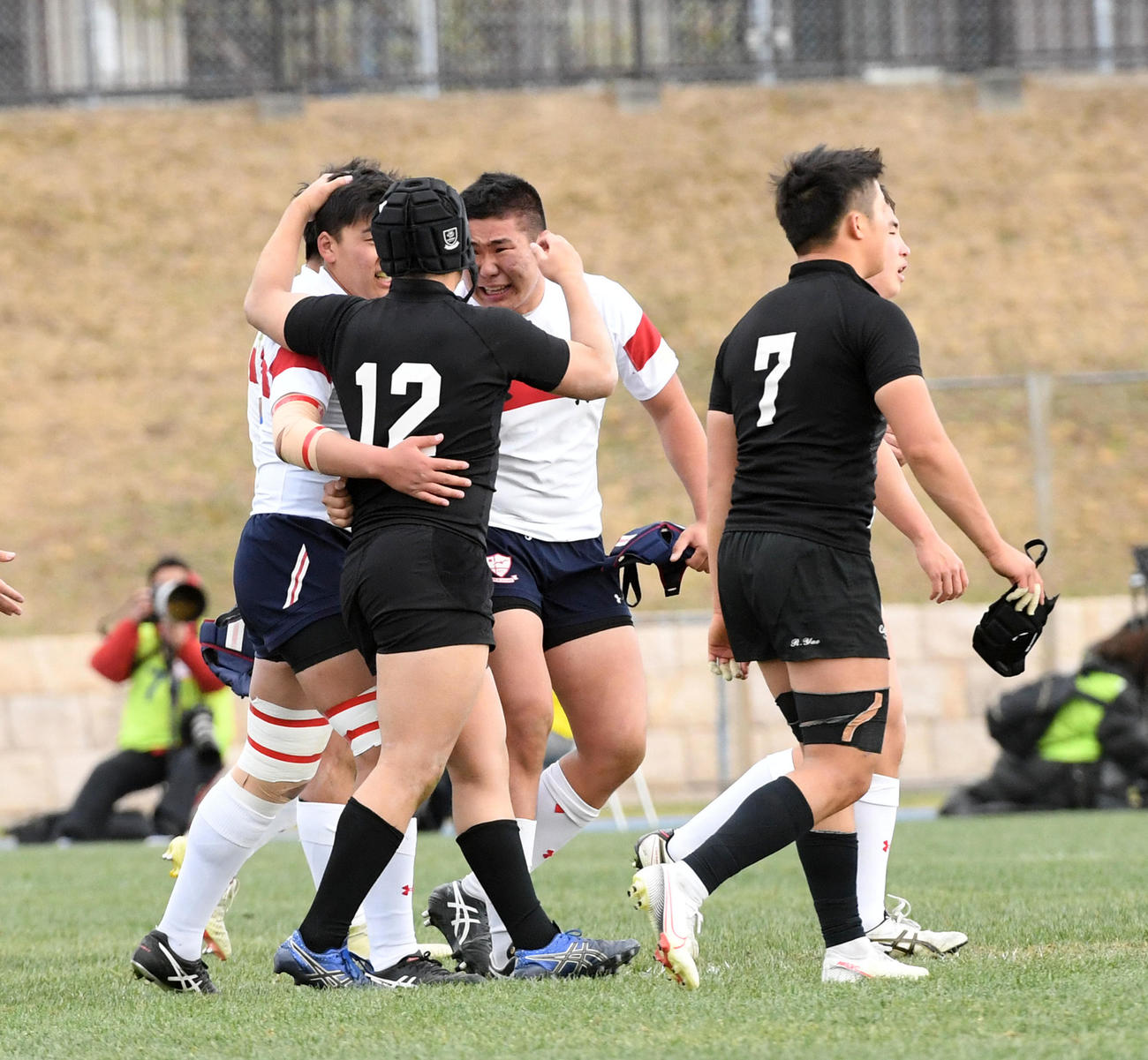 御所実対東海大相模　試合後、健闘をたたえ合う御所実と東海大相模フィフティーン（撮影・前岡正明）