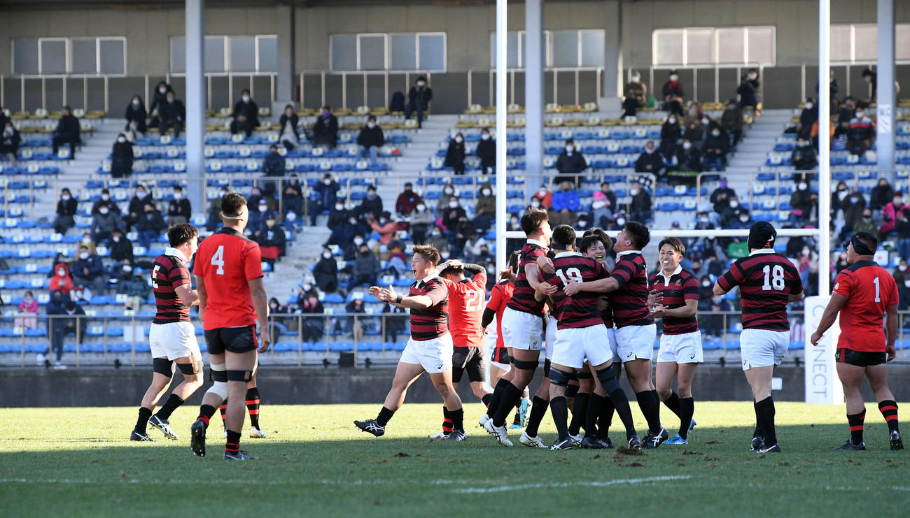 帝京大対早大　決勝進出を決め抱き合って喜ぶ早大フィフティーン（撮影・滝沢徹郎）