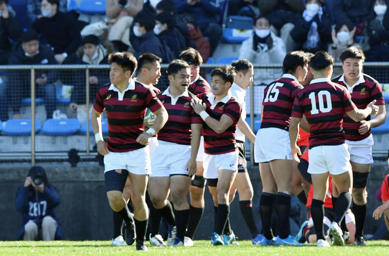帝京大対早大　前半、逆転のトライを決めた早大・宮武（左から3番目）は祝福される（撮影・滝沢徹郎）