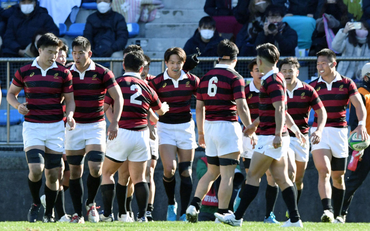 帝京大対早大　前半、トライを決めた早大・FB河瀬（中央）はフィフティーンから祝福される（撮影・滝沢徹郎）