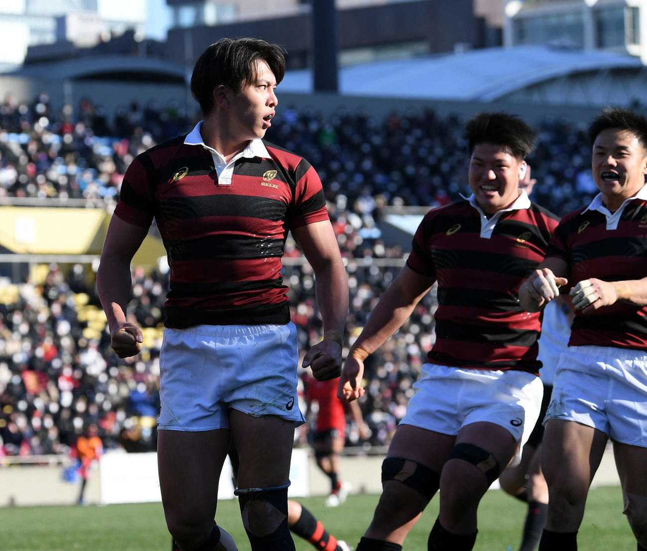 帝京大対早大　後半、トライを決めた早大・FB河瀬（手前左）は気合の入った表情を見せる（撮影・滝沢徹郎）