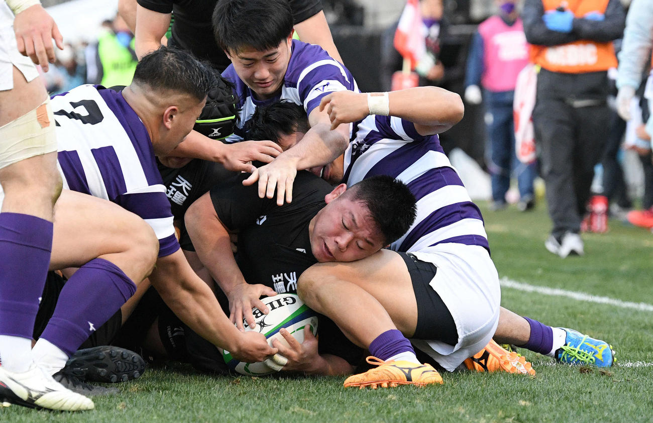 天理大対明大　前半、トライを狙う天理大フッカー佐藤（中央）（撮影・滝沢徹郎）